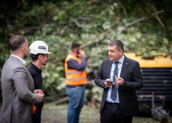 radu-miruta,-dupa-ce-a-stat-peste-o-ora-in-trafic-pe-valea-oltului:-patru-oameni-lucrau.-mai-multi-stateau-intr-o-parcare-si-priveau-oltul-curgand