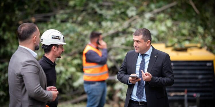 radu-miruta,-dupa-ce-a-stat-peste-o-ora-in-trafic-pe-valea-oltului:-patru-oameni-lucrau.-mai-multi-stateau-intr-o-parcare-si-priveau-oltul-curgand