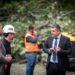 radu-miruta,-dupa-ce-a-stat-peste-o-ora-in-trafic-pe-valea-oltului:-patru-oameni-lucrau.-mai-multi-stateau-intr-o-parcare-si-priveau-oltul-curgand