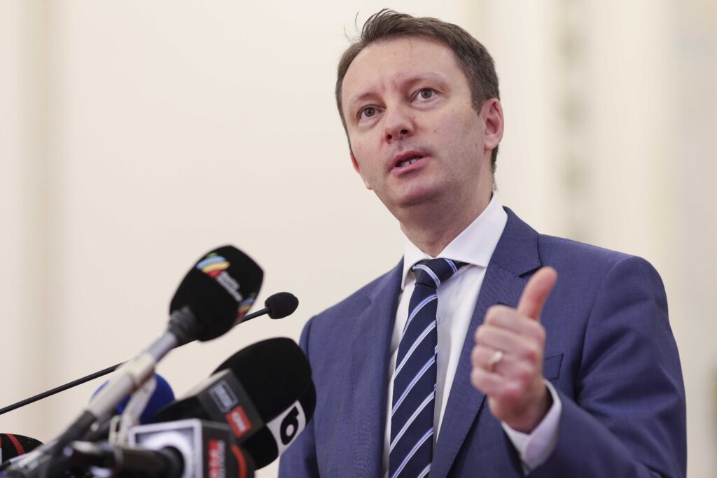 live-video-premierul-desemnat-siegfried-muresan-a-depus-programul-de-guvernare-la-parlament-daca-psd-nu-va-vota,-se-deschide-calea-alegerilor-anticipate-–-hotnews.ro