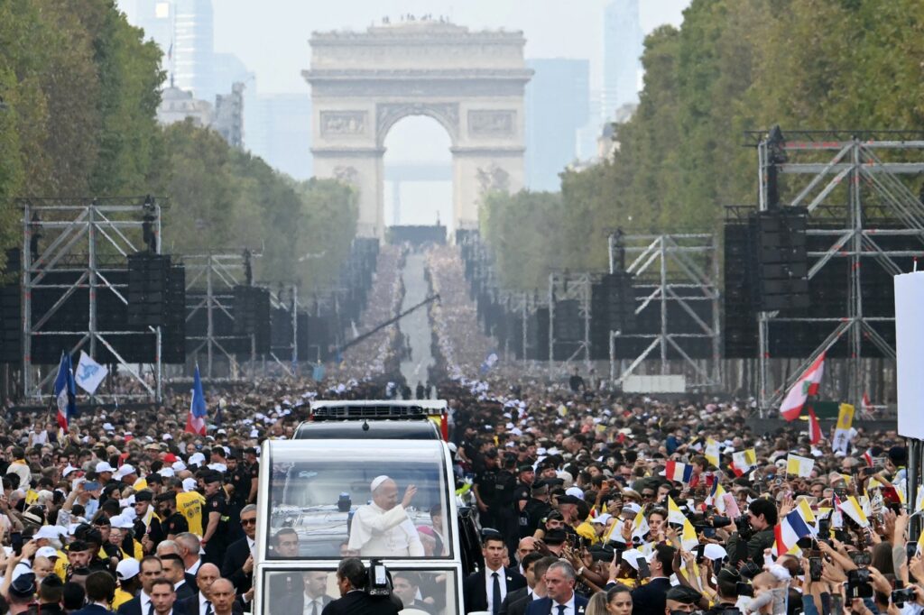 slujba-uriasa-tinuta-de-papa-leon-in-centrul-parisului-participa-sute-de-mii-de-credinciosi-–-hotnews.ro