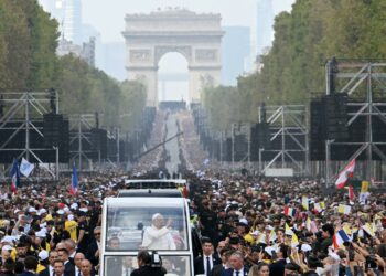 slujba-uriasa-tinuta-de-papa-leon-in-centrul-parisului-participa-sute-de-mii-de-credinciosi-–-hotnews.ro