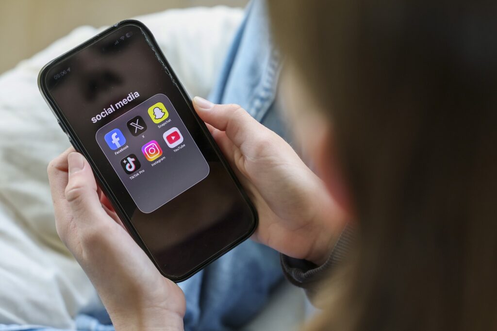 retelele-sociale-vor-sa-ne-faca-un-cadou:-personalizarea-algoritmilor-de-ce-ar-trebui-sa-il-privim-cu-precautie-–-hotnews.ro