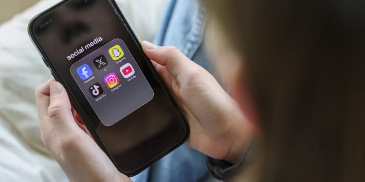retelele-sociale-vor-sa-ne-faca-un-cadou:-personalizarea-algoritmilor-de-ce-ar-trebui-sa-il-privim-cu-precautie-–-hotnews.ro