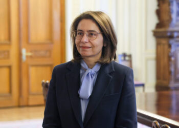 video-|-ambasadoarea-greciei-la-bucuresti:-nu-stam-tot-timpul-cu-paharul-de-sampanie-in-mana