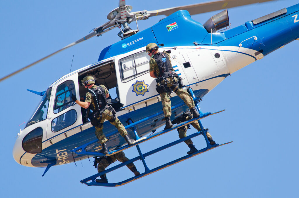atac-sangeros-cu-ak-47-intr-un-local-din-africa-de-sud:-32-de-morti-si-raniti-/-suspectii-au-fugit-–-hotnews.ro