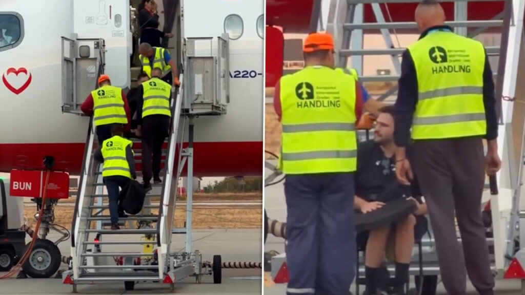 pasager-in-scaun-rulant,-urcat-pe-brate-intr-un-avion-la-oradea.-imaginile-au-starnit-revolta:-in-ce-secol-suntem?