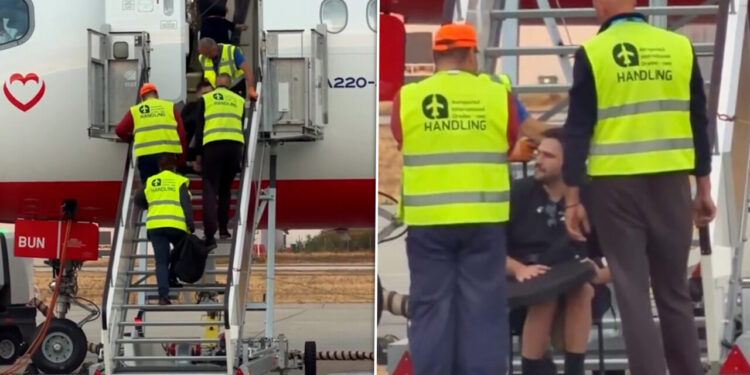 pasager-in-scaun-rulant,-urcat-pe-brate-intr-un-avion-la-oradea.-imaginile-au-starnit-revolta:-in-ce-secol-suntem?