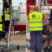 pasager-in-scaun-rulant,-urcat-pe-brate-intr-un-avion-la-oradea.-imaginile-au-starnit-revolta:-in-ce-secol-suntem?