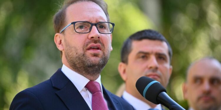 dominic-fritz-ridica-miza-dupa-pierderea-mandatului:-daca-va-fi-nevoie-ca-romania-sa-treaca-prin-alegeri-anticipate,-vom-merge