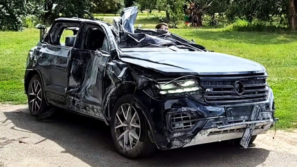un-volkswagen-touareg-a-supravietuit-exploziei-unei-rachete-balistice-si-a-plecat-pe-roti