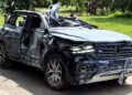 un-volkswagen-touareg-a-supravietuit-exploziei-unei-rachete-balistice-si-a-plecat-pe-roti