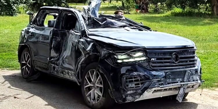 un-volkswagen-touareg-a-supravietuit-exploziei-unei-rachete-balistice-si-a-plecat-pe-roti