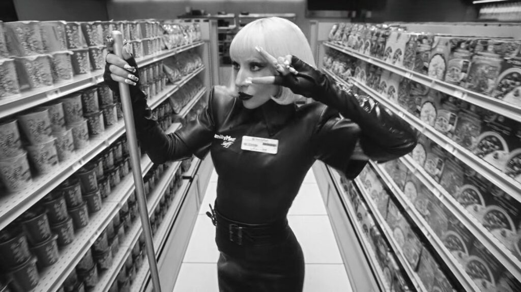 video-lady-gaga,-de-pe-scena-la-dat-cu-mopul-in-magazin:-vedeta-pop,-solutia-inedita-pentru-criza-de-angajati-din-japonia-–-hotnews.ro