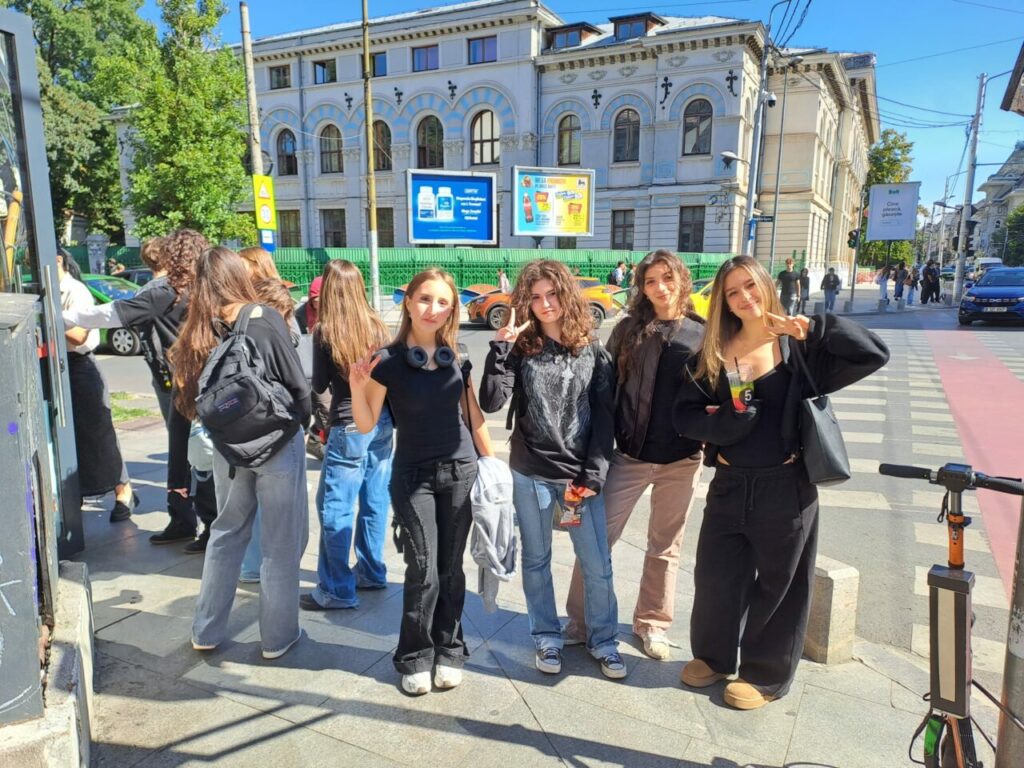 elevii-celui-mai-bun-liceu-din-romania-s-au-imbracat-in-negru,-in-semn-de-protest-fata-de-uniformele-obligatorii