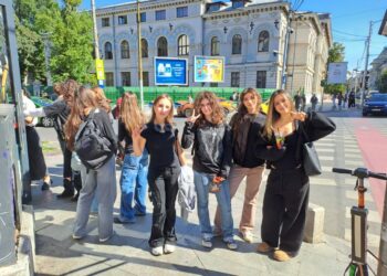 elevii-celui-mai-bun-liceu-din-romania-s-au-imbracat-in-negru,-in-semn-de-protest-fata-de-uniformele-obligatorii