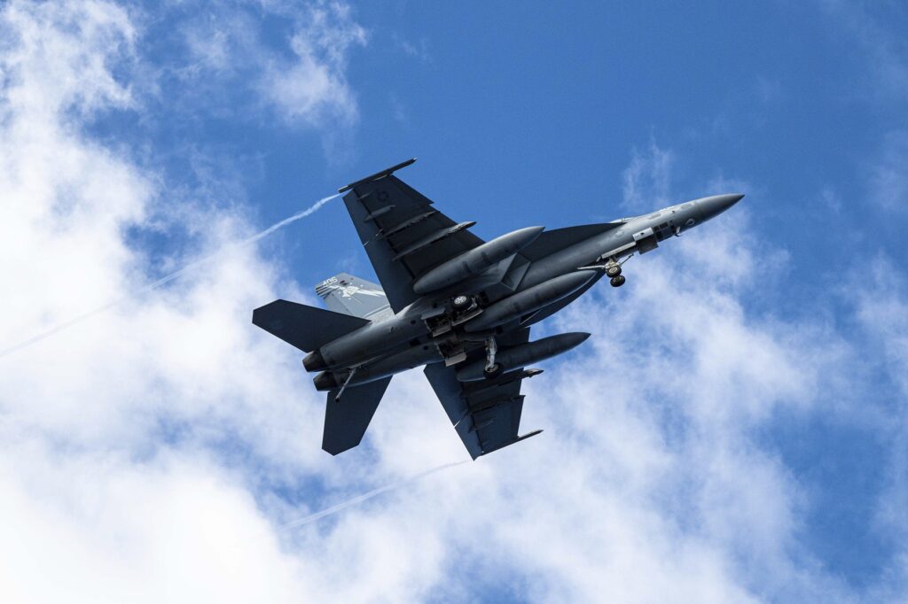 alerta-aeriana-la-granita-doua-avioane-de-vanatoare-f-18,-trimise-sa-monitorizeze-o-drona-–-hotnews.ro