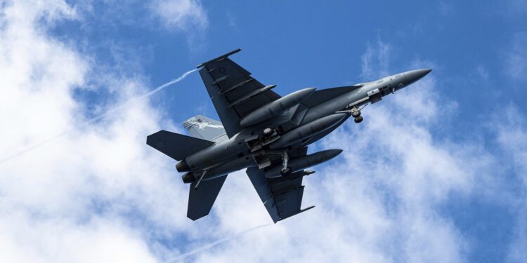 alerta-aeriana-la-granita-doua-avioane-de-vanatoare-f-18,-trimise-sa-monitorizeze-o-drona-–-hotnews.ro