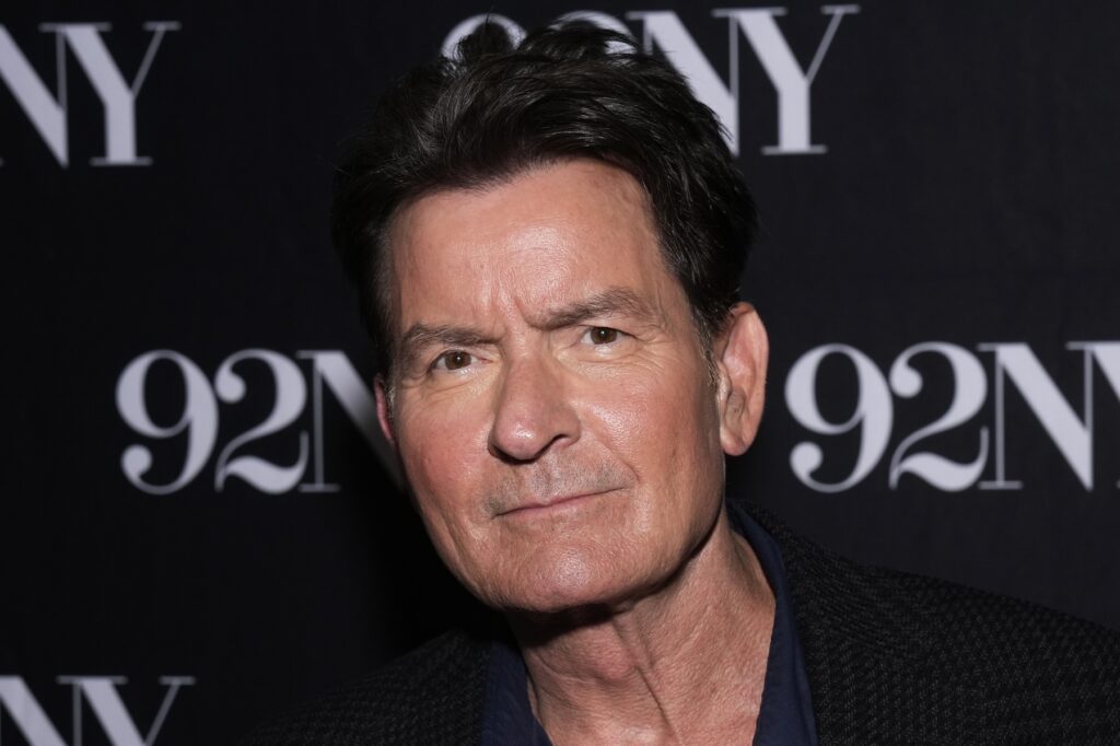 charlie-sheen-va-reveni-dupa-13-ani-intr-un-serial-de-comedie-nou,-alaturi-de-tatal-sau-celebru-–-hotnews.ro