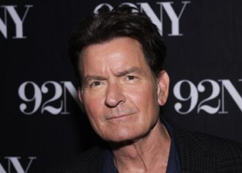 charlie-sheen-va-reveni-dupa-13-ani-intr-un-serial-de-comedie-nou,-alaturi-de-tatal-sau-celebru-–-hotnews.ro