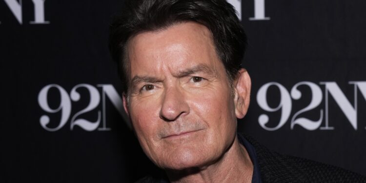 charlie-sheen-va-reveni-dupa-13-ani-intr-un-serial-de-comedie-nou,-alaturi-de-tatal-sau-celebru-–-hotnews.ro