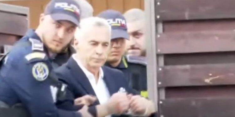 video-|-georgescu,-arestat.-politistii-l-au-oprit-sa-ridice-mainile