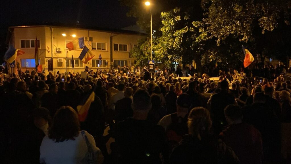 a-patra-noapte-de-proteste-in-fata-arestului-central,-unde-este-inchis-calin-georgescu.-„stegarul-dac”-a-fost-ridicat-de-jandarmi