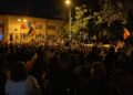 a-patra-noapte-de-proteste-in-fata-arestului-central,-unde-este-inchis-calin-georgescu.-„stegarul-dac”-a-fost-ridicat-de-jandarmi