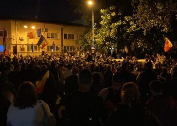 a-patra-noapte-de-proteste-in-fata-arestului-central,-unde-este-inchis-calin-georgescu.-„stegarul-dac”-a-fost-ridicat-de-jandarmi
