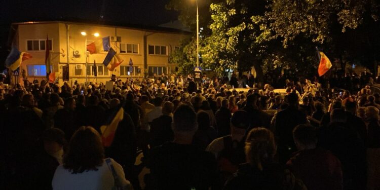 a-patra-noapte-de-proteste-in-fata-arestului-central,-unde-este-inchis-calin-georgescu.-„stegarul-dac”-a-fost-ridicat-de-jandarmi