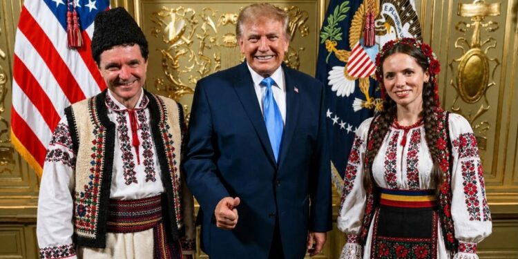 dupa-controversata-fotografie-a-lui-nicusor-dan-cu-donald-trump,-internetul-s-a-umplut-de-poze-cu-presedintele-american-in-diferite-ipostaze.-gandul-prezinta-colectia-de-glume