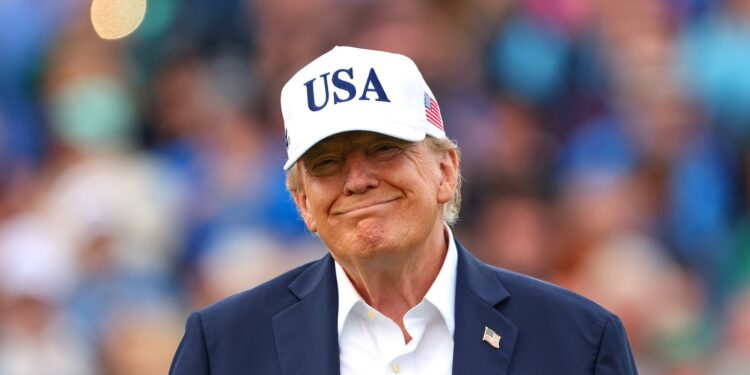 donald-trump-a-publicat-numarul-unui-senator-republican-si-le-a-spus-americanilor-sa-l-sune-–-hotnews.ro