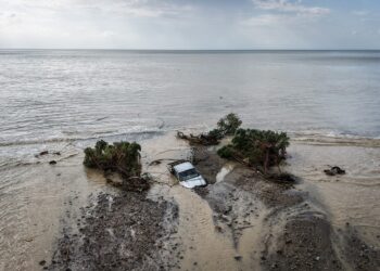 furtuni-puternice-in-creta-zeci-de-oameni-salvati-din-masini-si-locuinte-opt-muncitori,-blocati-in-defileul-samaria-–-hotnews.ro