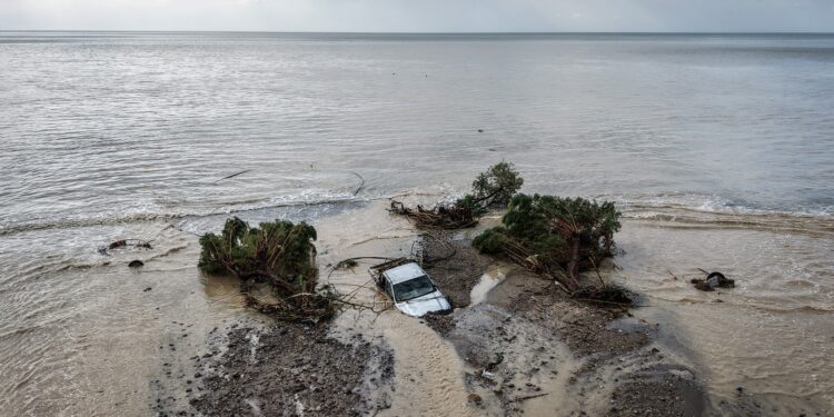furtuni-puternice-in-creta-zeci-de-oameni-salvati-din-masini-si-locuinte-opt-muncitori,-blocati-in-defileul-samaria-–-hotnews.ro