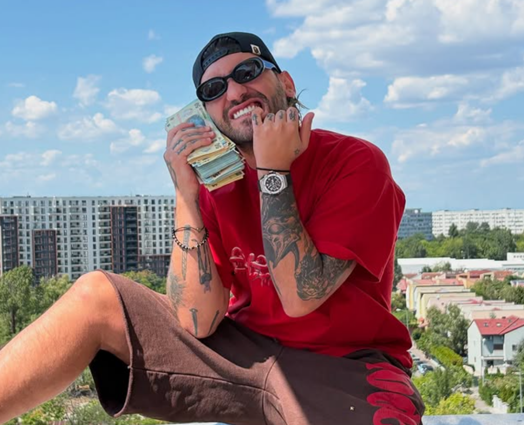 video-cunoscut-trapper,-gest-socant-facut-pe-scena,-la-un-concert-la-arenele-romane-–-hotnews.ro