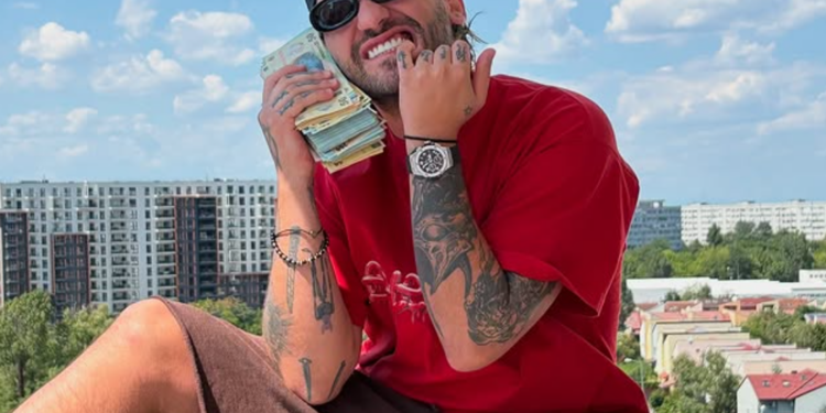 video-cunoscut-trapper,-gest-socant-facut-pe-scena,-la-un-concert-la-arenele-romane-–-hotnews.ro