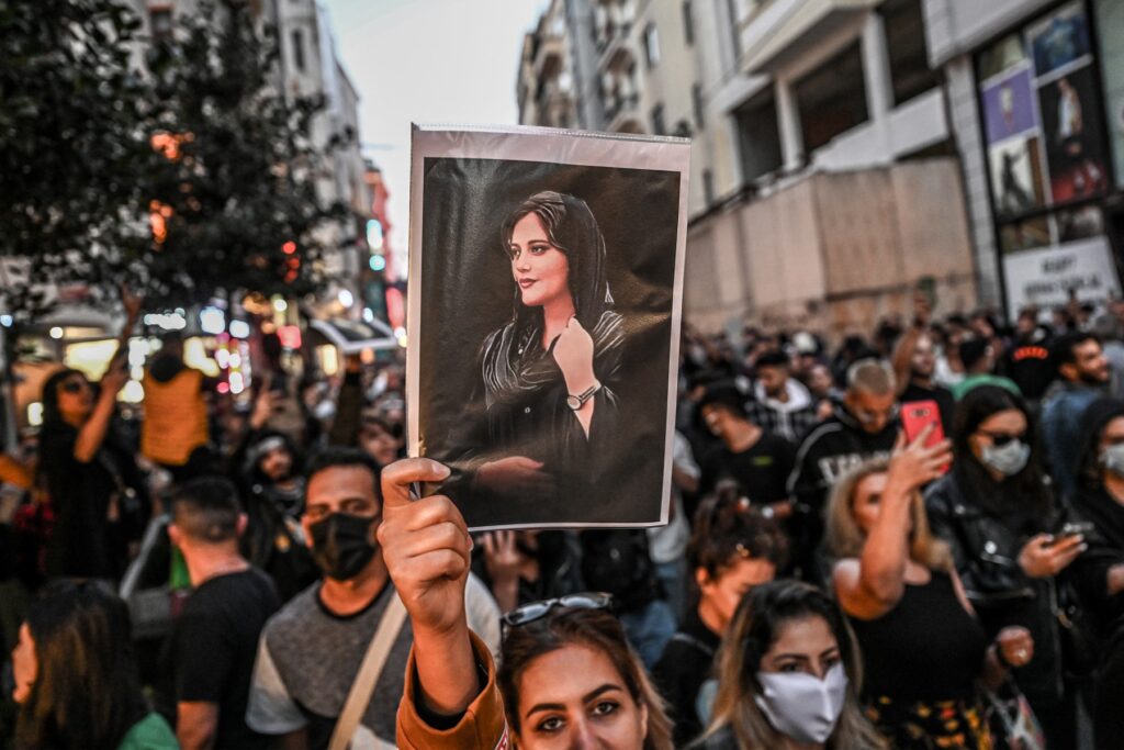 ce-vad-europenii-la-stiri-nu-este-iranul-adevarat-o-scriitoare-iraniana,-a-carei-matusa-a-fost-executata-la-18-ani,-vorbeste-despre-partea-mai-putin-vizibila-a-tarii-sale-–-hotnews.ro