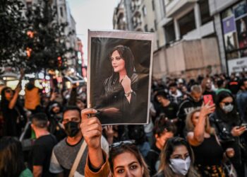 ce-vad-europenii-la-stiri-nu-este-iranul-adevarat-o-scriitoare-iraniana,-a-carei-matusa-a-fost-executata-la-18-ani,-vorbeste-despre-partea-mai-putin-vizibila-a-tarii-sale-–-hotnews.ro