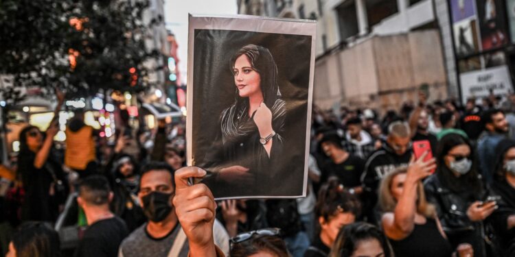 ce-vad-europenii-la-stiri-nu-este-iranul-adevarat-o-scriitoare-iraniana,-a-carei-matusa-a-fost-executata-la-18-ani,-vorbeste-despre-partea-mai-putin-vizibila-a-tarii-sale-–-hotnews.ro