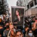 ce-vad-europenii-la-stiri-nu-este-iranul-adevarat-o-scriitoare-iraniana,-a-carei-matusa-a-fost-executata-la-18-ani,-vorbeste-despre-partea-mai-putin-vizibila-a-tarii-sale-–-hotnews.ro