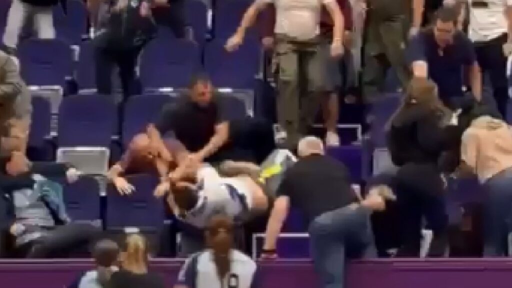 parintii-s-au-luat-la-bataie-in-tribuna-la-un-meci-de-handbal-junioare,-de-13-14-ani,,-la-timisoara