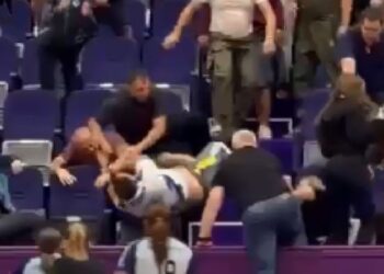 parintii-s-au-luat-la-bataie-in-tribuna-la-un-meci-de-handbal-junioare,-de-13-14-ani,,-la-timisoara