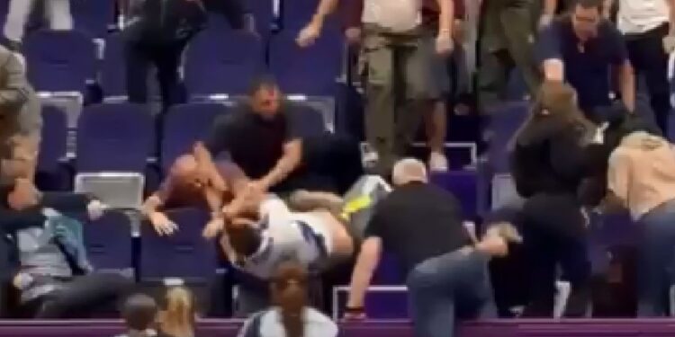 parintii-s-au-luat-la-bataie-in-tribuna-la-un-meci-de-handbal-junioare,-de-13-14-ani,,-la-timisoara
