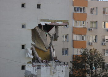 interventie-in-premiera-in-romania.-a-inceput-demolarea-etajelor-distruse-ale-blocului-din-rahova
