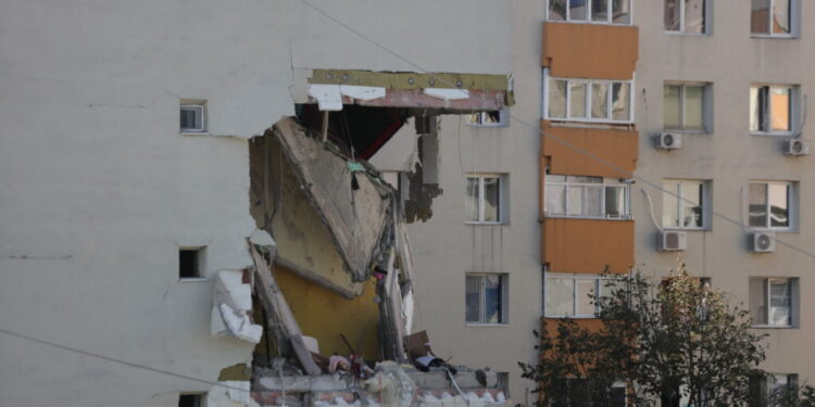 interventie-in-premiera-in-romania.-a-inceput-demolarea-etajelor-distruse-ale-blocului-din-rahova