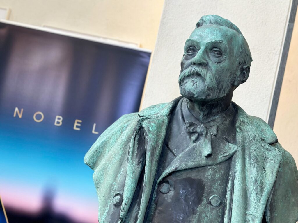 premiul-nobel-pentru-fizica-2026,-acordat-marti-care-sunt-favoritii,-de-la-mantia-invizibilitatii-la-ecranele-oled-si-astrofizica-–-hotnews.ro