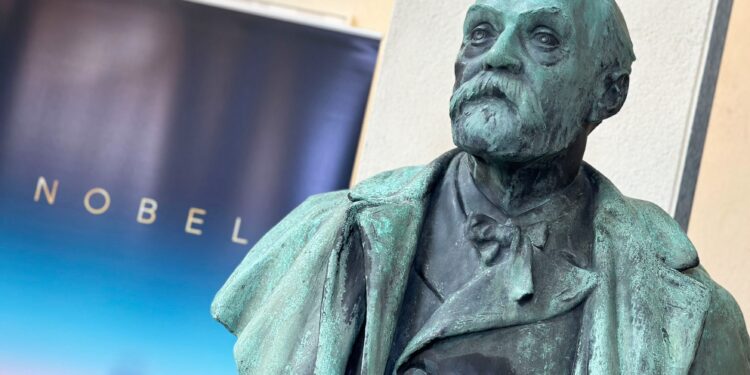 premiul-nobel-pentru-fizica-2026,-acordat-marti-care-sunt-favoritii,-de-la-mantia-invizibilitatii-la-ecranele-oled-si-astrofizica-–-hotnews.ro