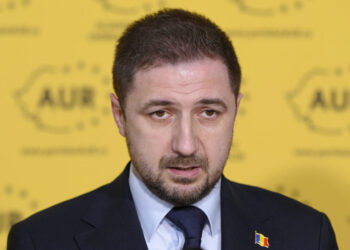 adrian-axinia-il-critica-pe-marius-lulea:-s-a-plasat-in-afara-partidului.-europarlamentarul-reafirma-ca-aur-nu-voteaza-guvernul-niculescu