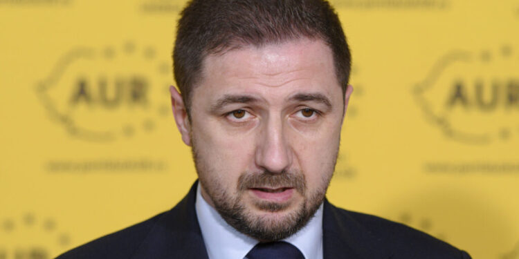adrian-axinia-il-critica-pe-marius-lulea:-s-a-plasat-in-afara-partidului.-europarlamentarul-reafirma-ca-aur-nu-voteaza-guvernul-niculescu
