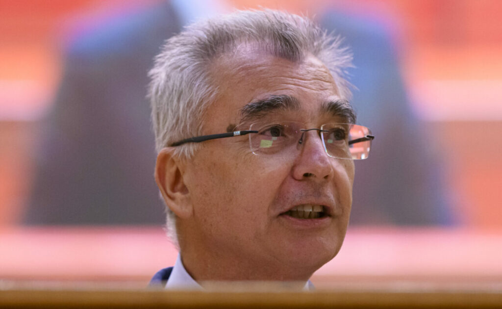 galerie-foto:-petrisor-peiu,-liderul-senatorilor-aur:-politicienii-vorbesc-despre-orice,-mai-putin-despre-economie.-timp-in-care-economia,-saraca-cenusareasa-a-discursului-public,-scade-accelerat